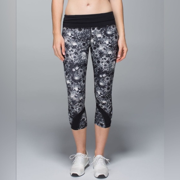 Lululemon Run Inspire Crop II in Flowabunga Black Angel Wing Size 10 - Picture 1 of 12